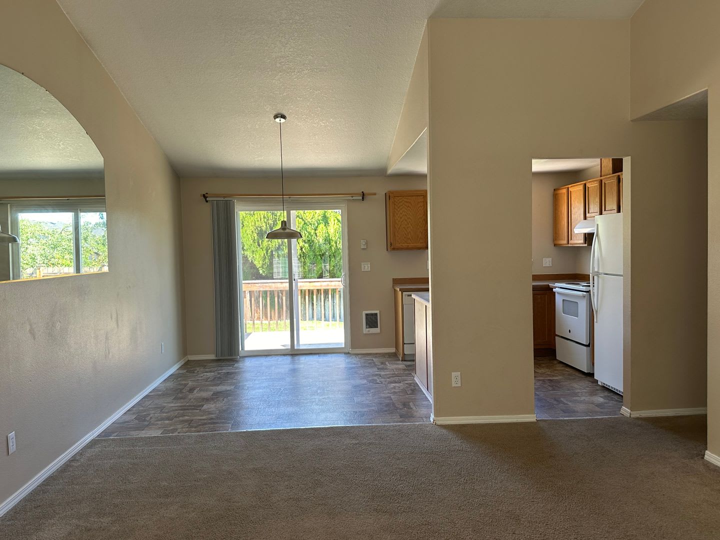 3 Bed 2 Bath Home: Fully Fenced Yard & Convenient Location – photo 4