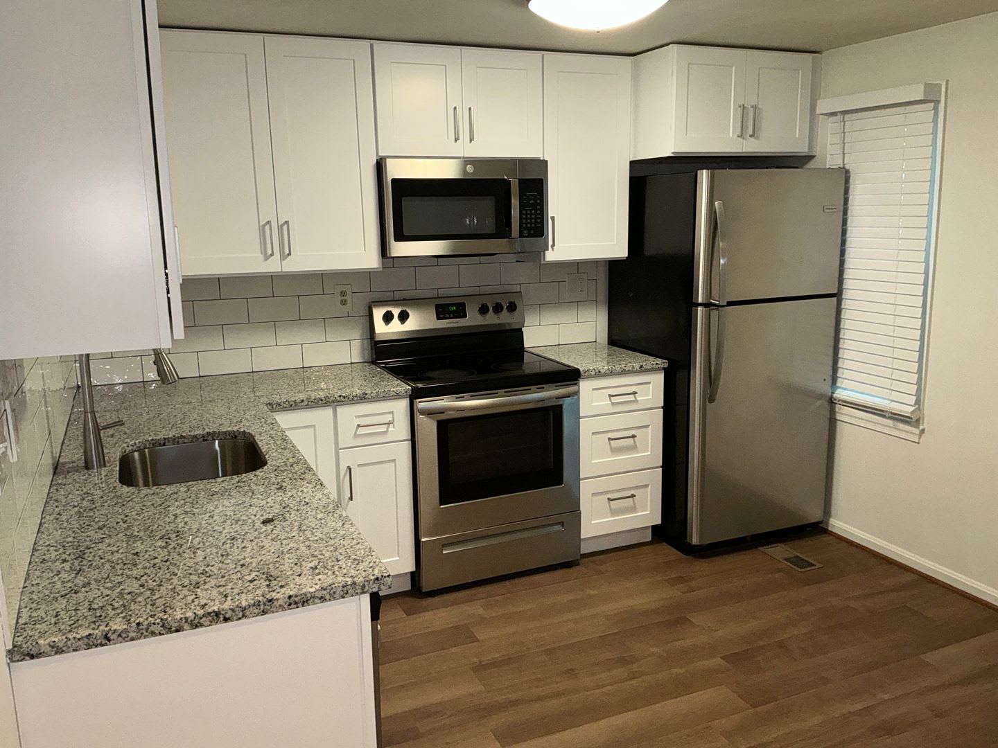 Gorgeous 2BR 2BA 3 level town home fully updated and located in Essex Place – photo 4