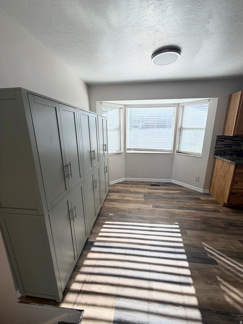 Spacious 2-Bedroom Upstairs Unit in Sandy – photo 5