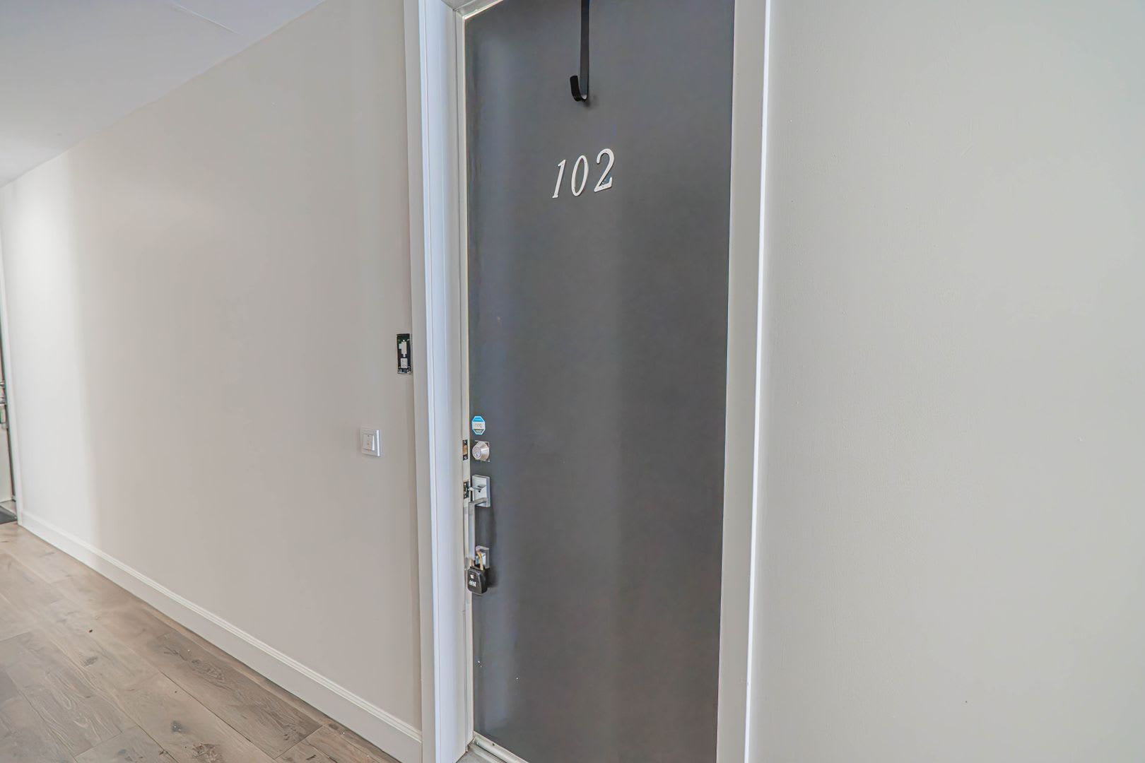 Beautiful 1-Bedroom Condo with an Office Space in Sherman Oaks! – photo 2