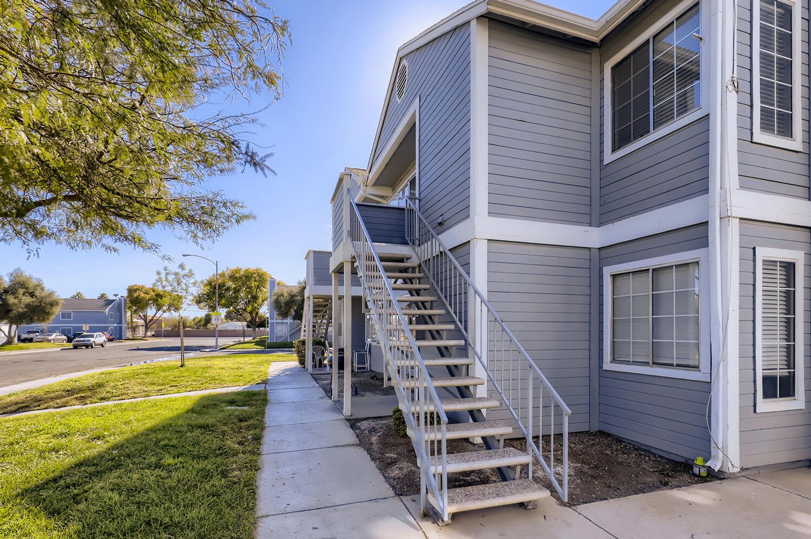 LOVELY 2 bedroom Condo Ready for Immediate Move in!! – photo 3