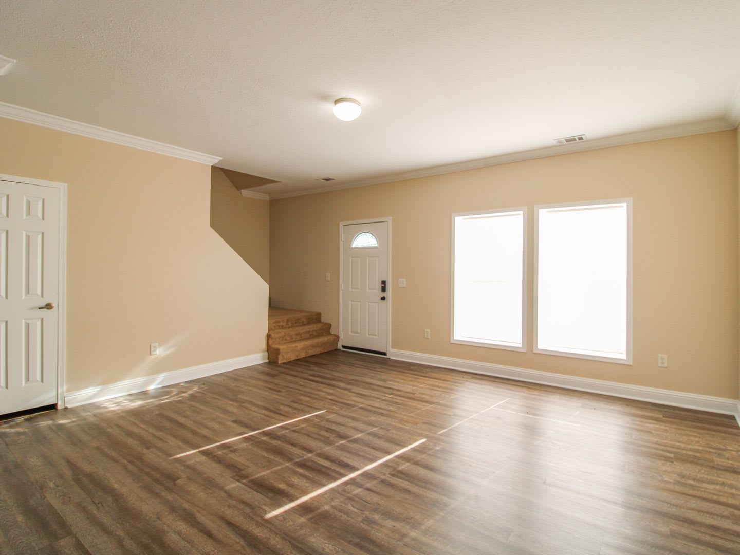Stylish 3 Bedroom Townhome with Open Living Area – photo 5