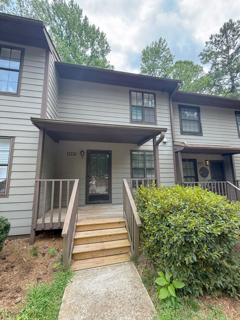 Welcome To This Beautifully Updated 2 Bedroom 2 5 Bath Lakeside Condo In The Highly Sought After Oaks Of Avent Ferry Community – photo 2