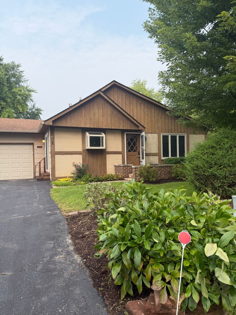 4 Bedroom 2 Bathroom Home in Lindenhurst – photo 2