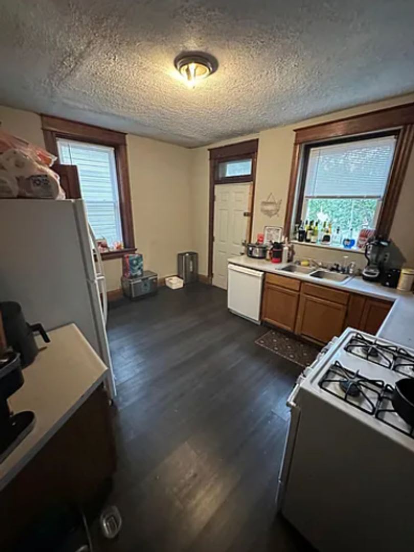 5 Bedroom House Available Next to UC Campus – photo 4