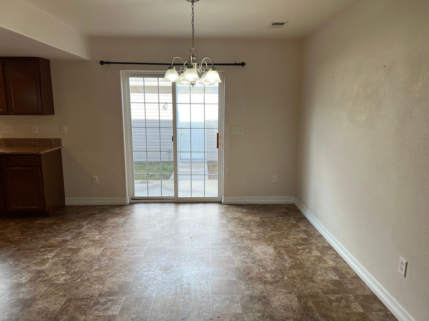 5 BEDROOM, 4 BATHROOM TOWNHOUSE WITH 2 CAR DETACHED GARAGE – photo 3