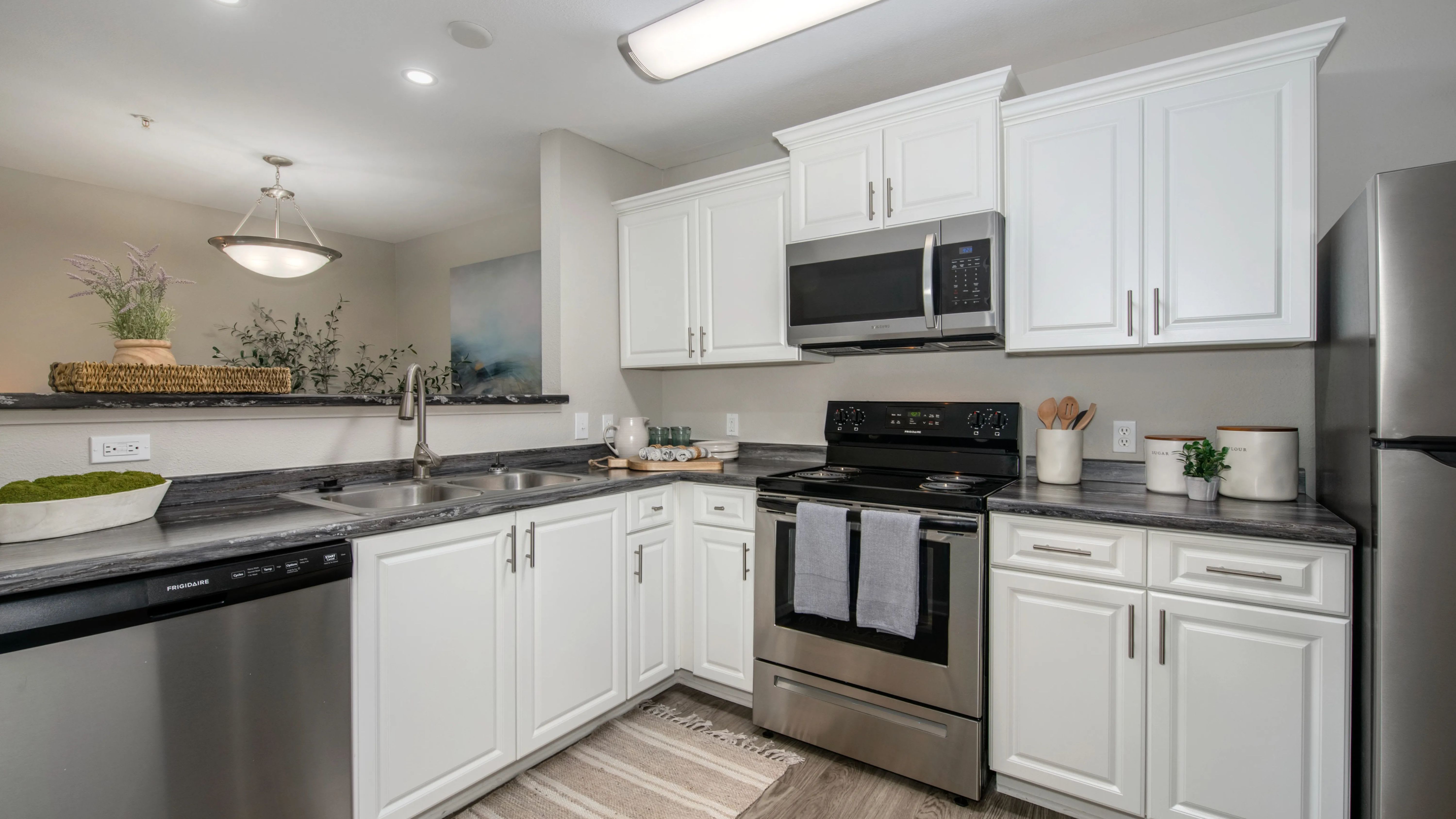 Lenox West Luxury Apartments – photo 3