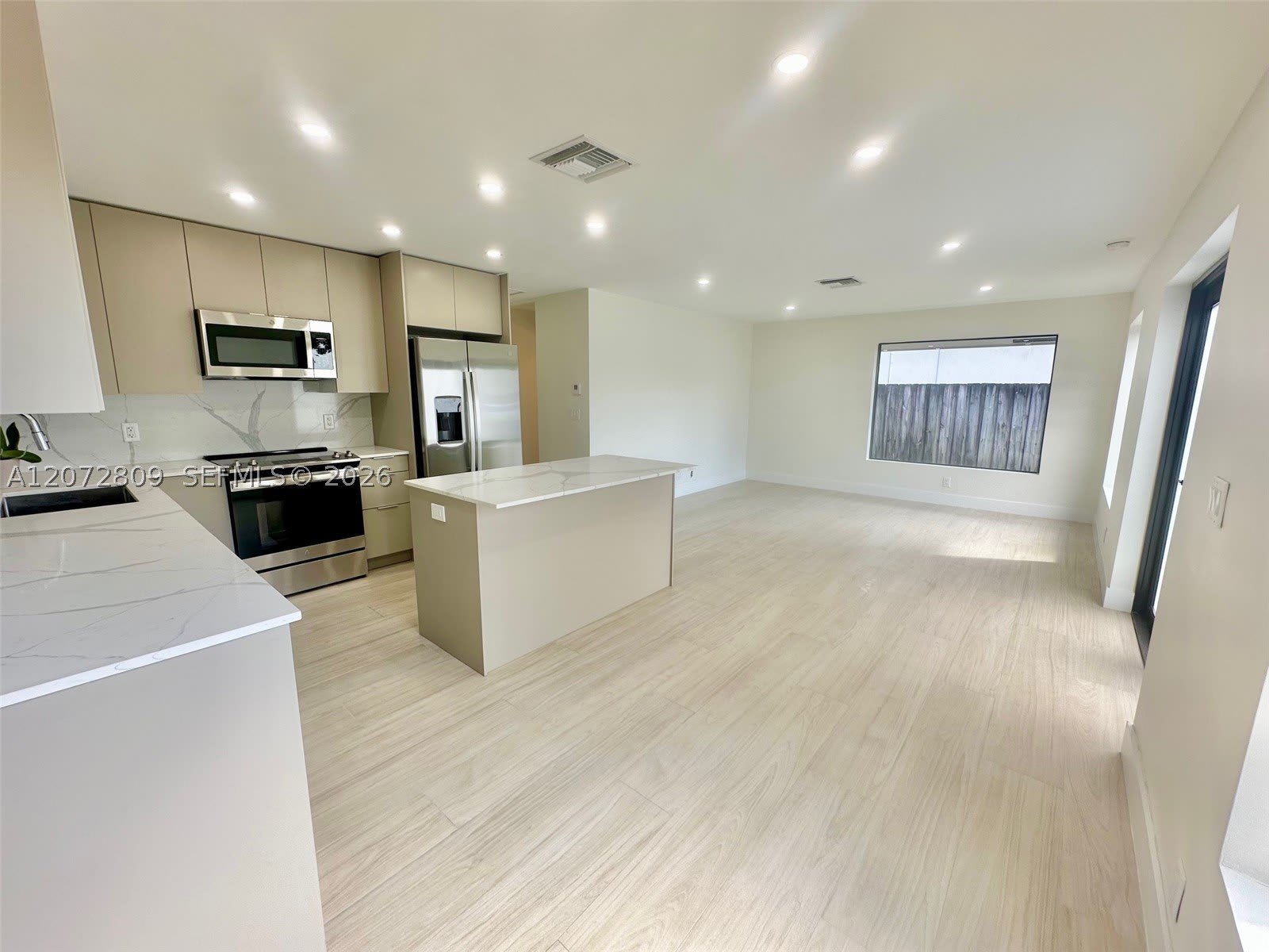 1610 NE 17th Ave – photo 3