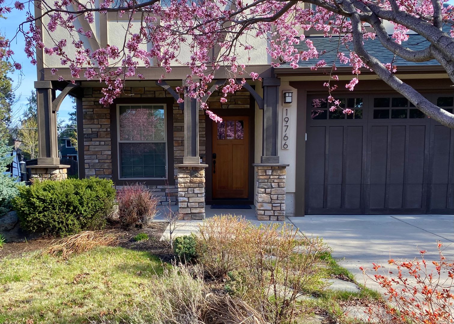 Warm & Inviting Home with Bonus Den in Prime SW Bend Location – photo 2