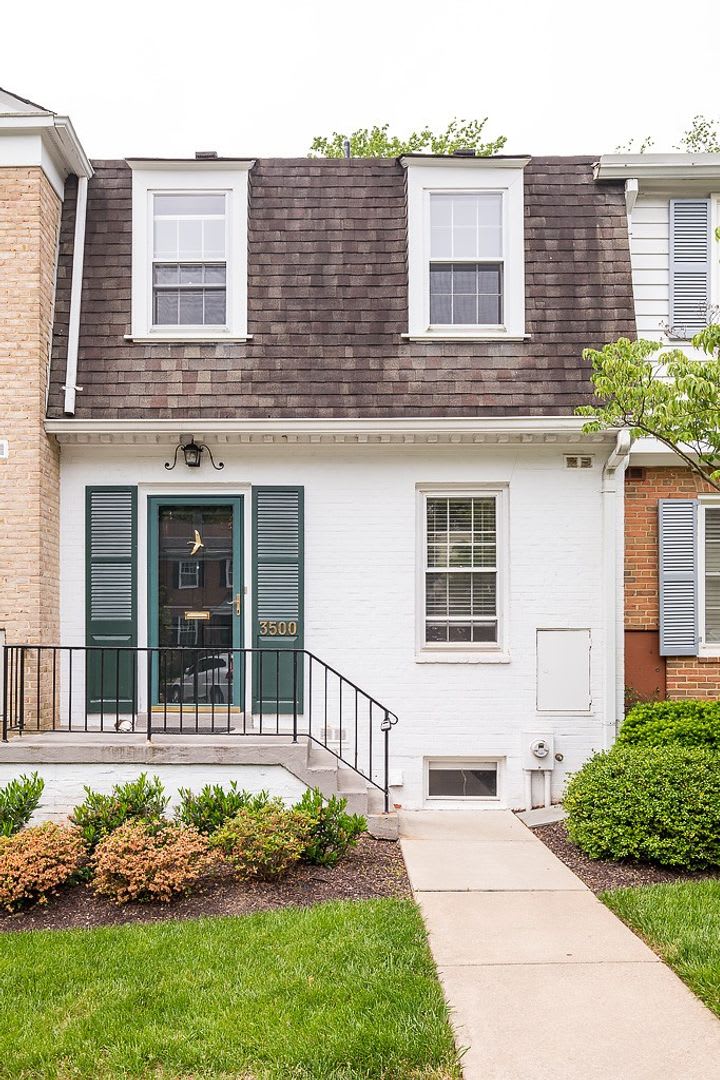 Rarely Available Charming Chevy Chase Patio Townhome at The Hamlet – photo 5