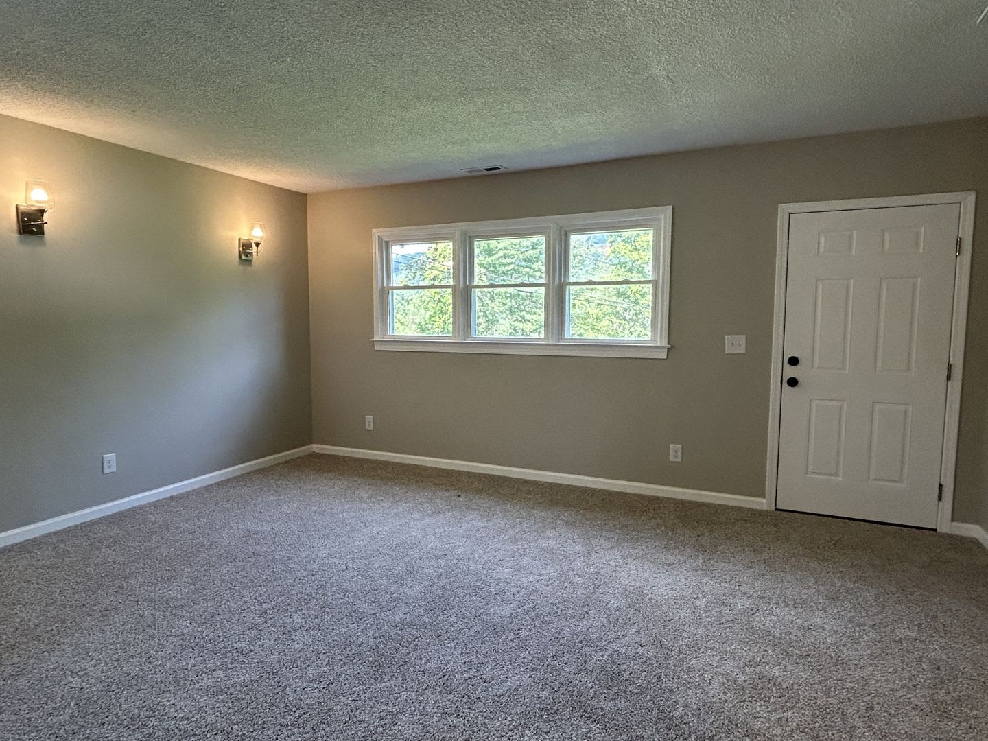 Cute Cottage Overlooking A Wooded Area – photo 2