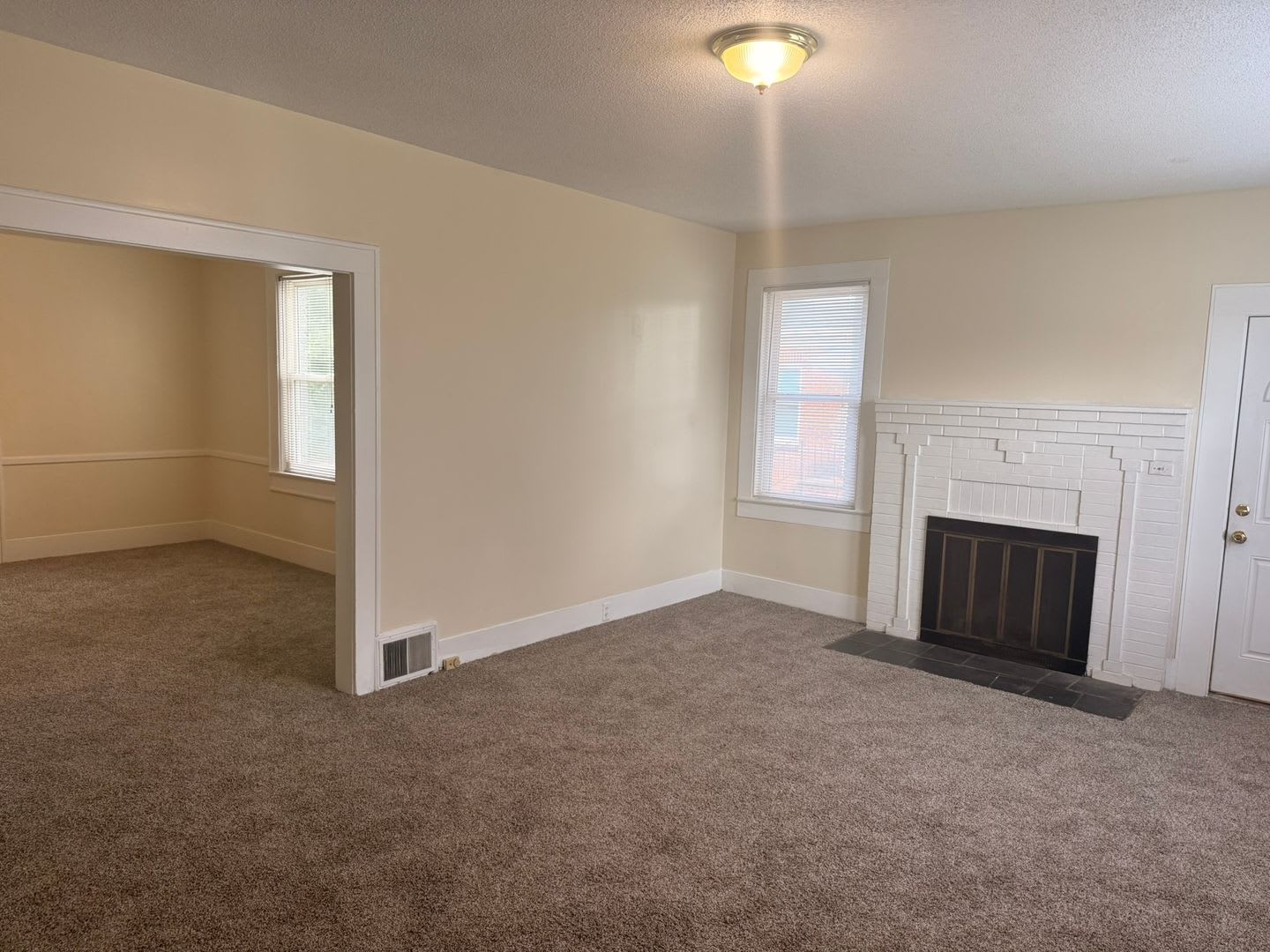 3- bedroom 2 bathroom HEATHWOOD AREA!! – photo 3