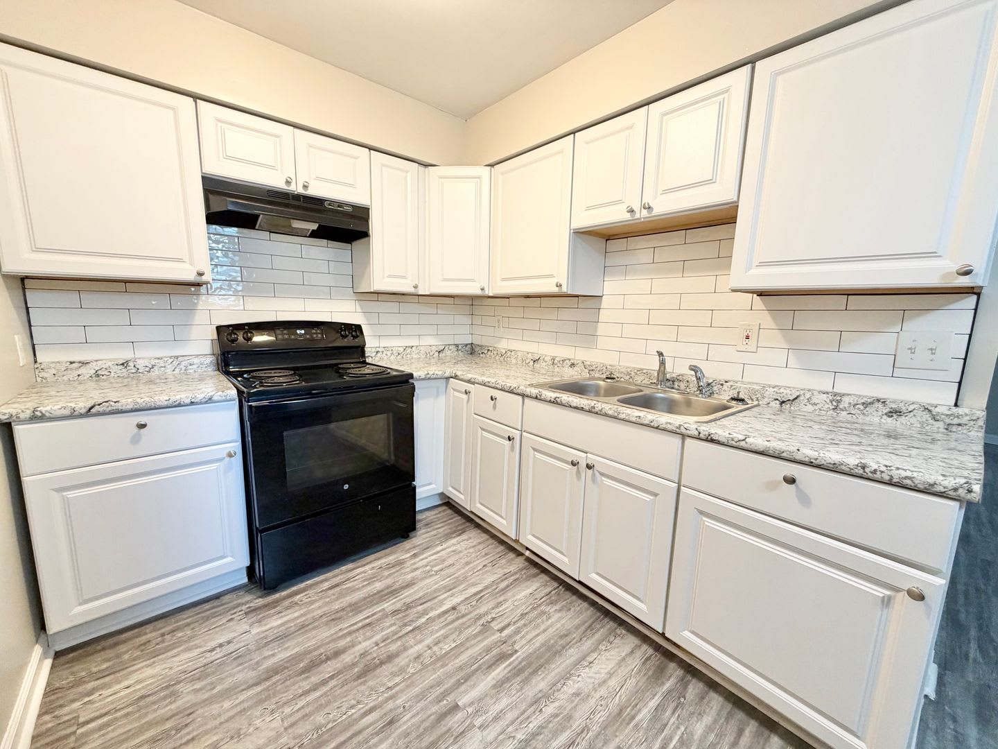 220 Oak Street – photo 2