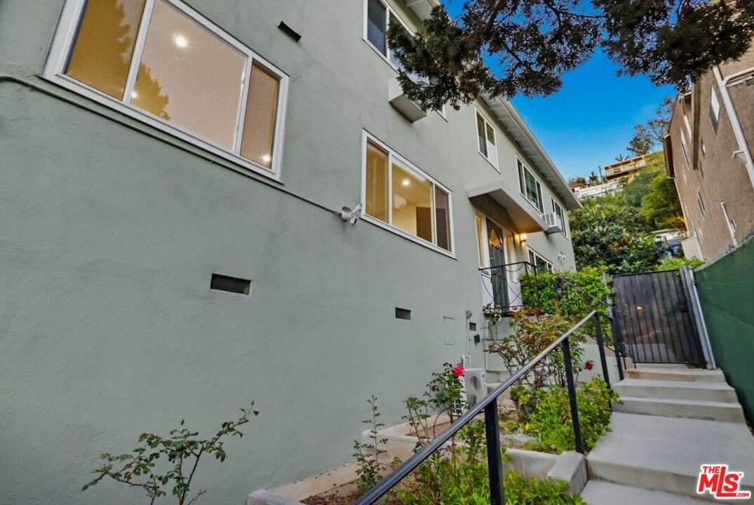 1828 Silver Lake Blvd – photo 2