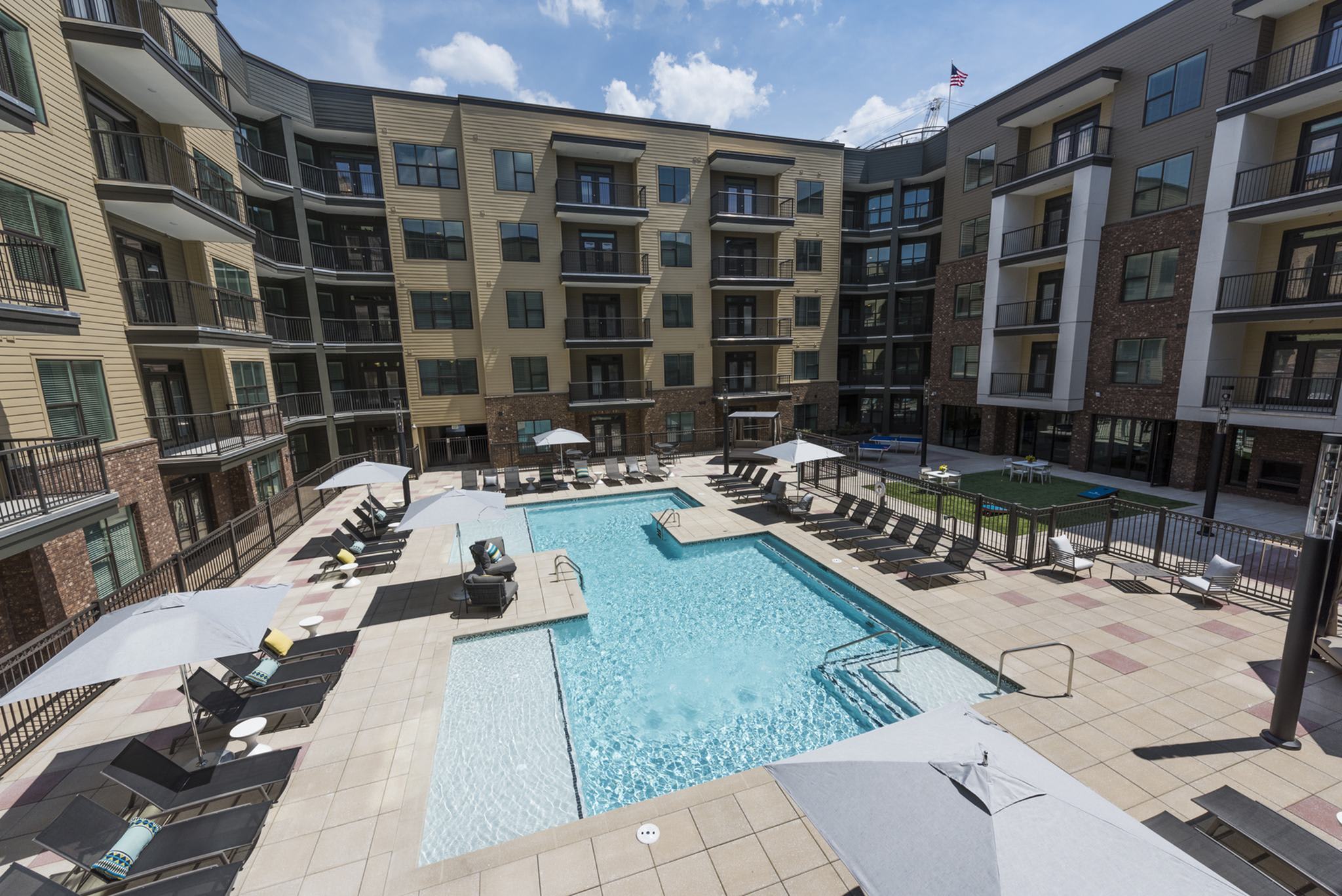 Veranda at Avalon – photo 1