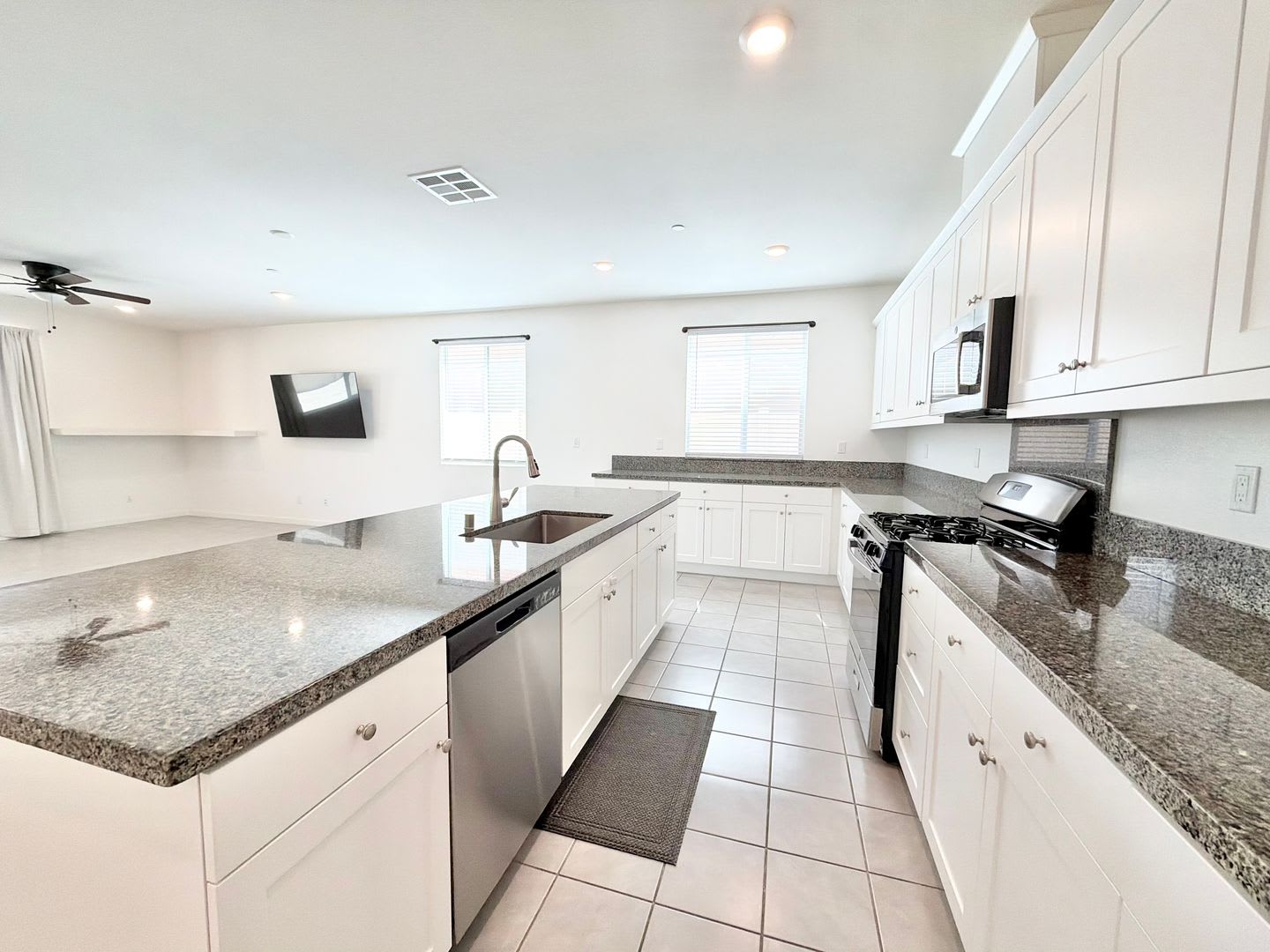 Available Now 3 Bedroom 2 Bathroom Unfurnised Home With Solar Panels In Skyborne In Desert Hot Springs – photo 4