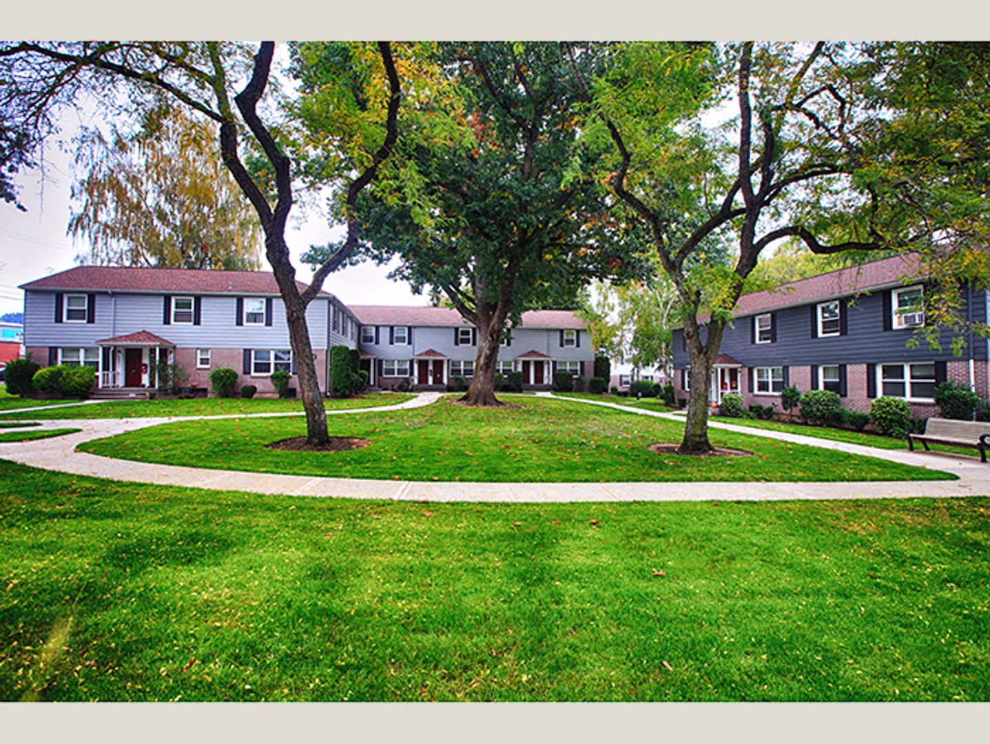 Comfort and Style in Mid Century Cedar Hills 2BR Townhome! – photo 1