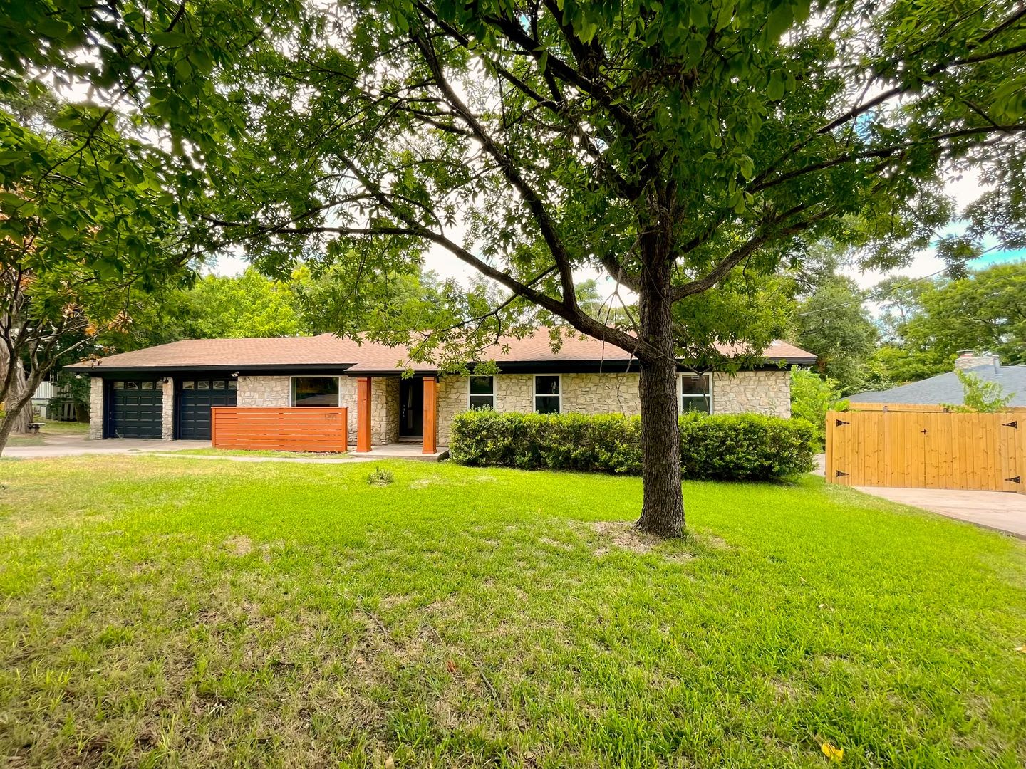 Brilliant Home on a Large Lot with Everything! – photo 1