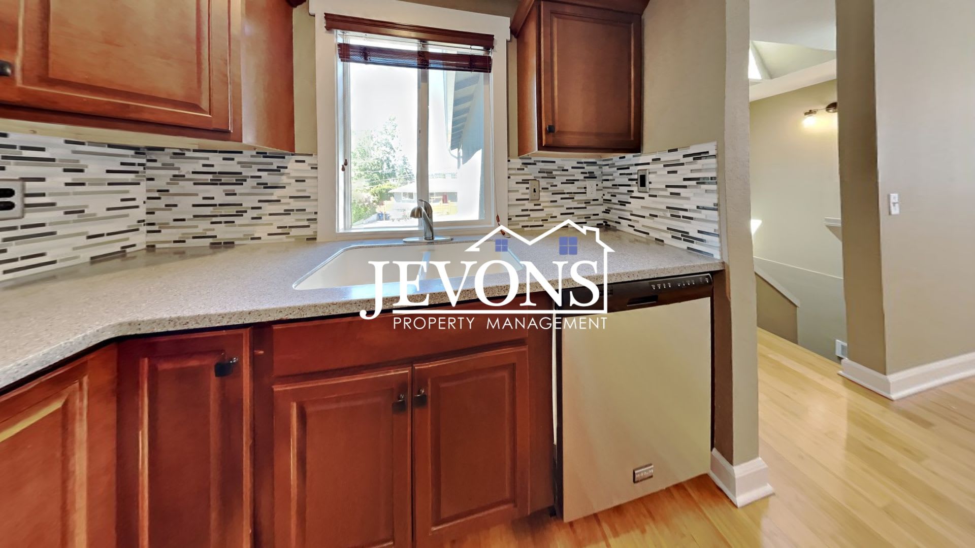 Coming Soon a 4-bedrooms 2-bathrooms house in Seattle – photo 4