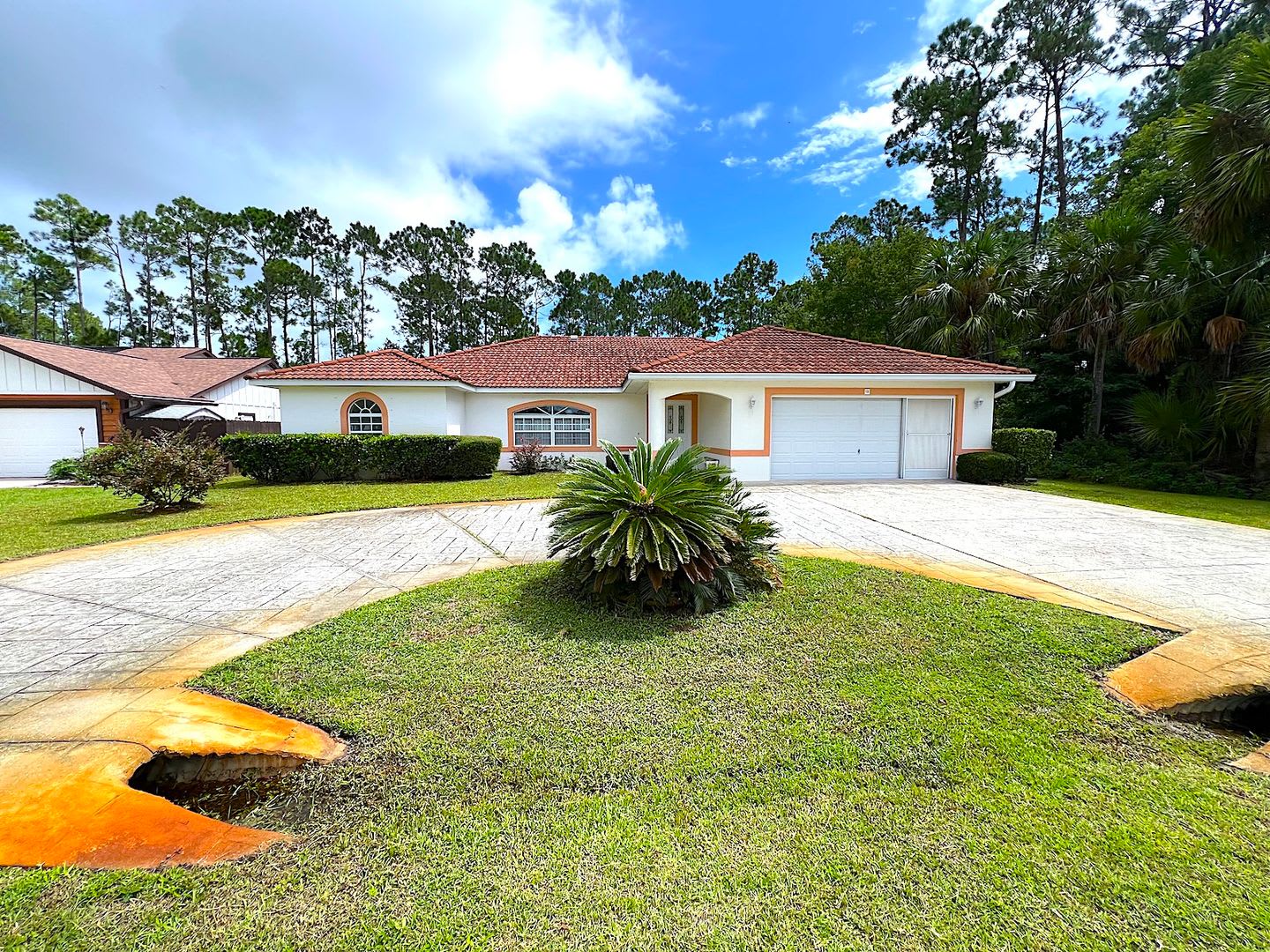 Roomy 3 Bed 2 Bath Home w Huge Screened Lanai for Rent! – photo 2