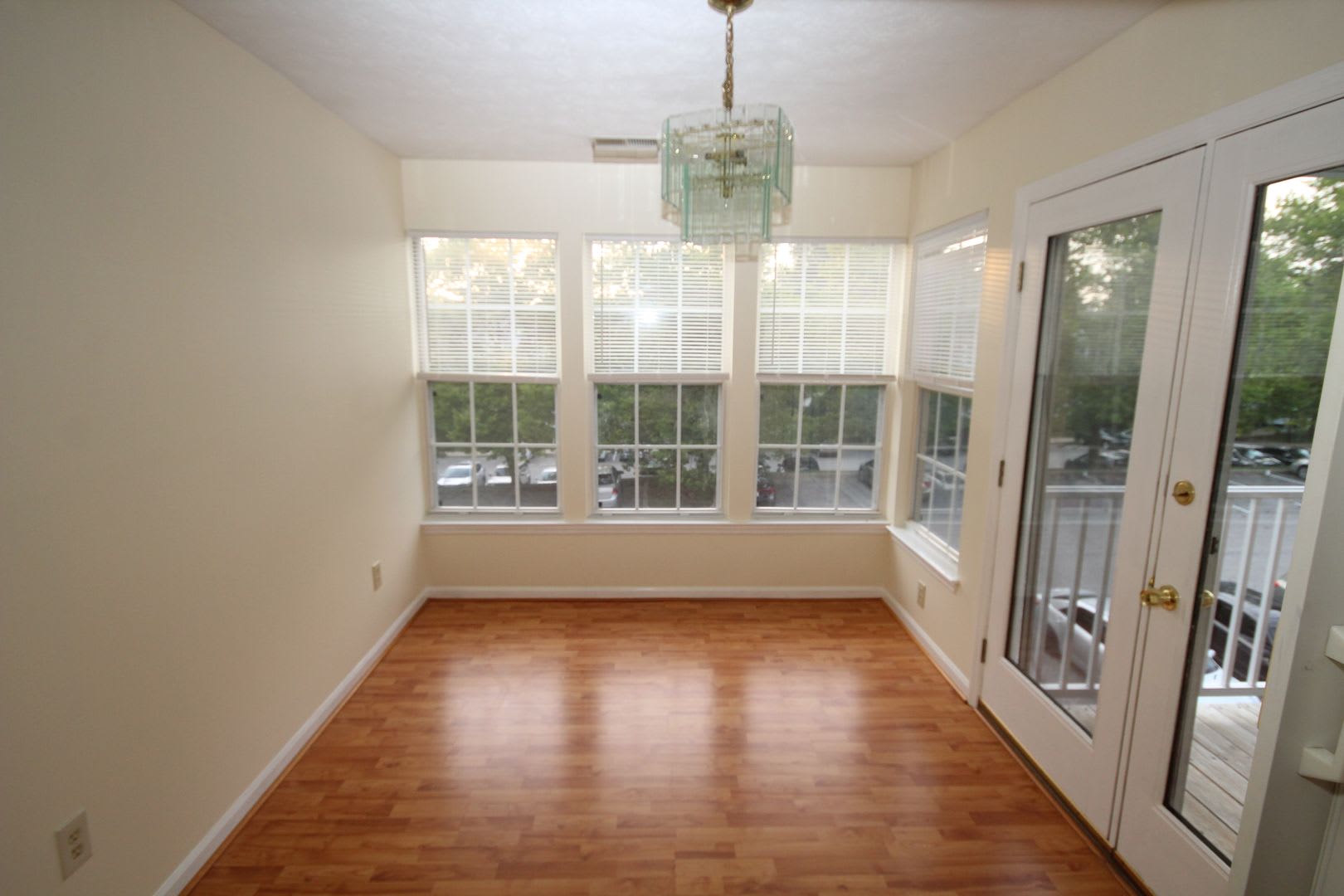 Lovely top floor condo with great features in Bel Air! – photo 5