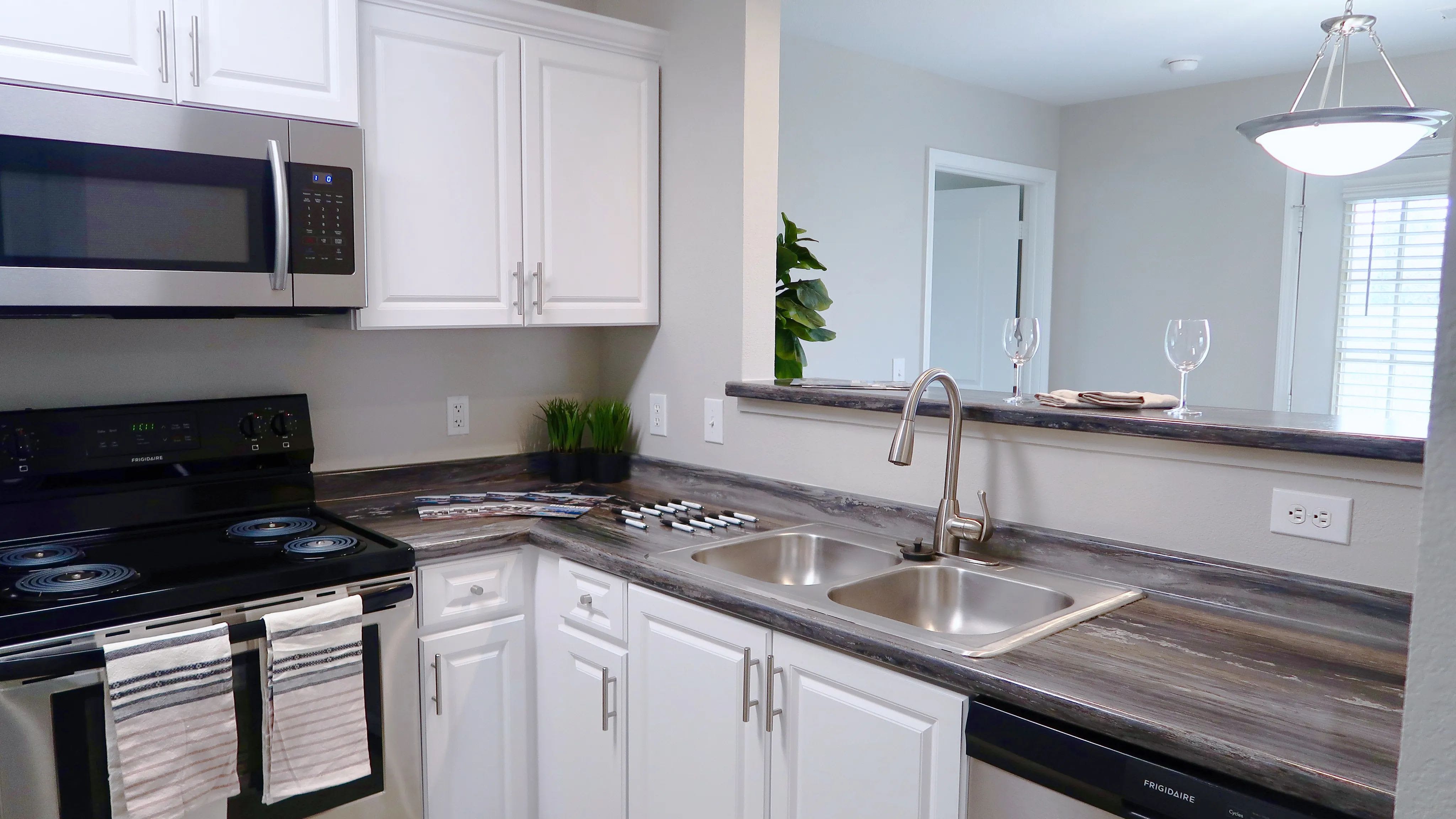 Lenox West Luxury Apartments – photo 4