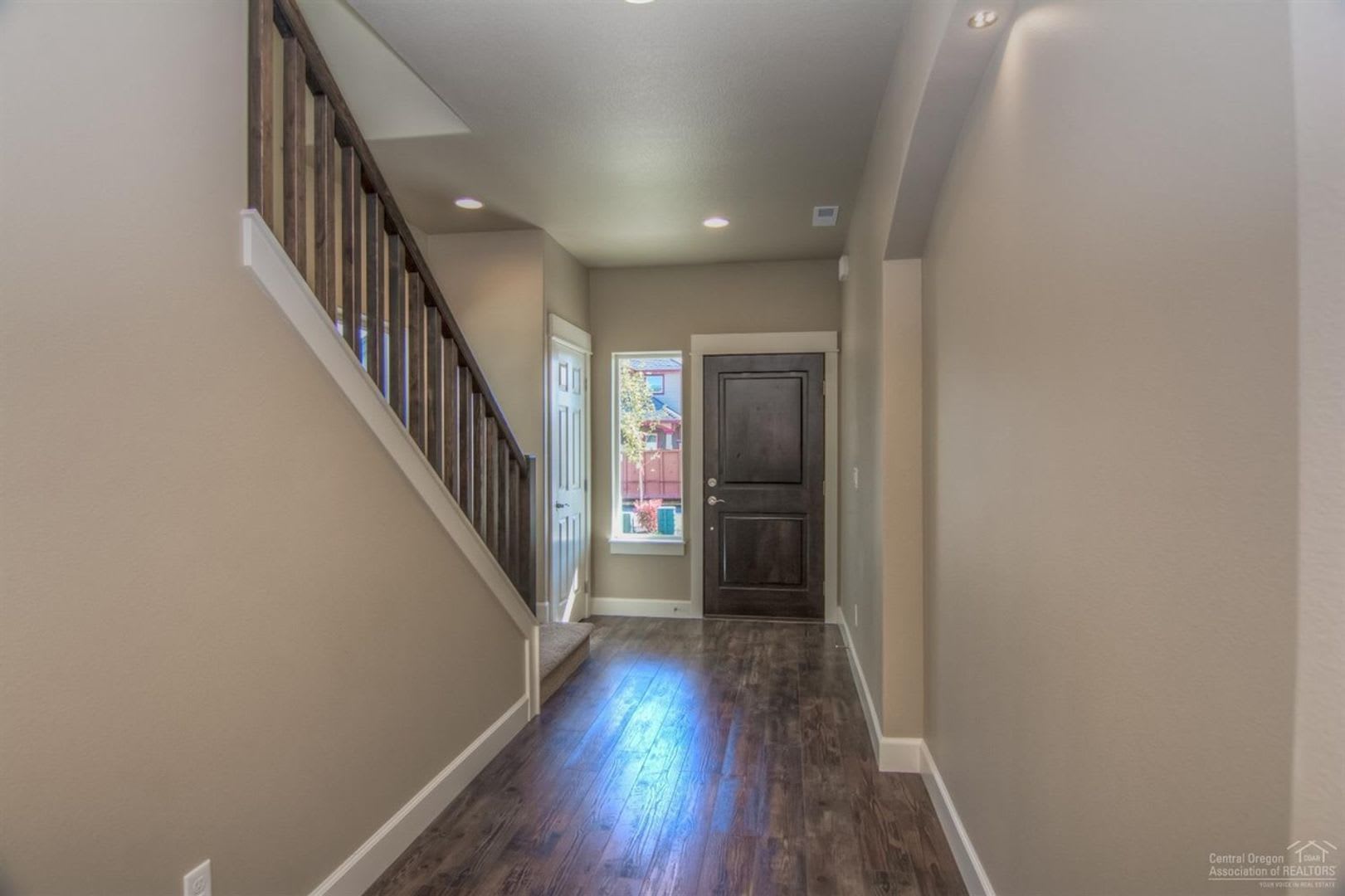 Newer SE Bend House w/A/C & Gas Heat, 3 Bdrms, 2.5 Baths, 2093 Sq Ft, Gas Fireplace, Access to Pool – photo 2