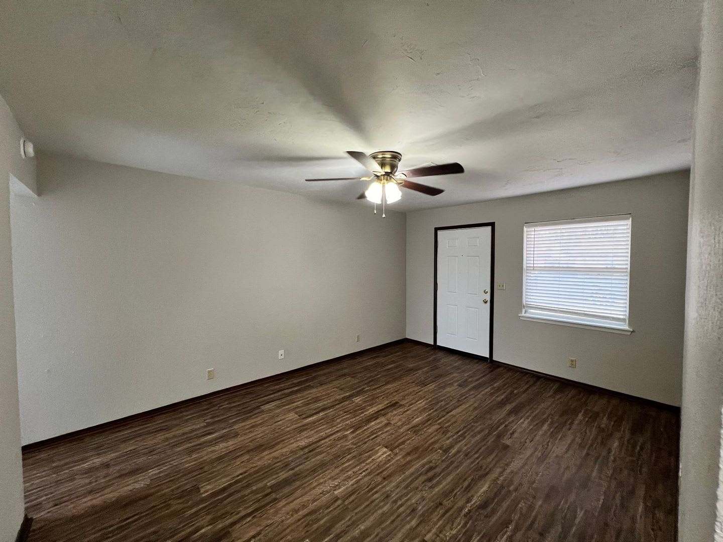 Charming 3 Bedroom Home in Mustang School District – photo 4