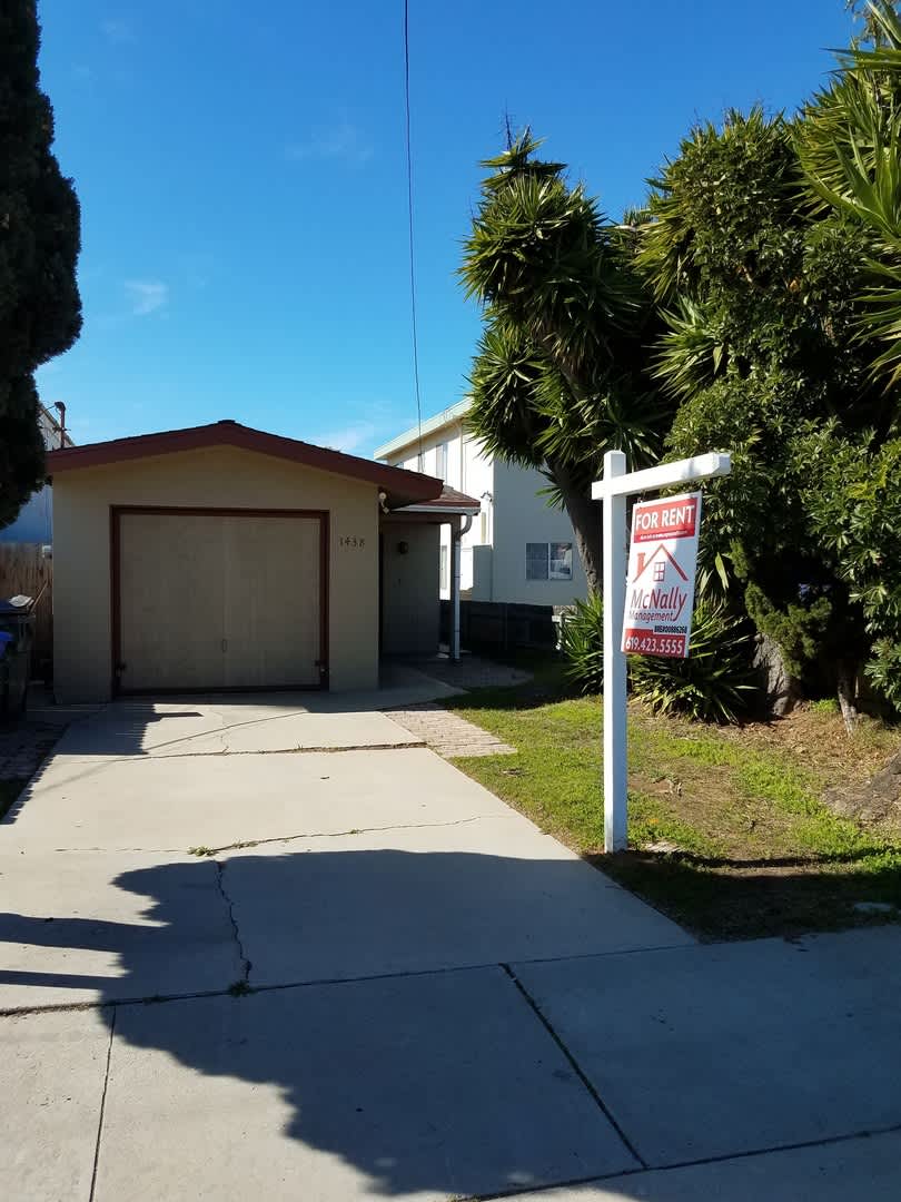 3-Bed, 1.5-Bath House w/1-Car Garage, Close to Commissary – photo 1