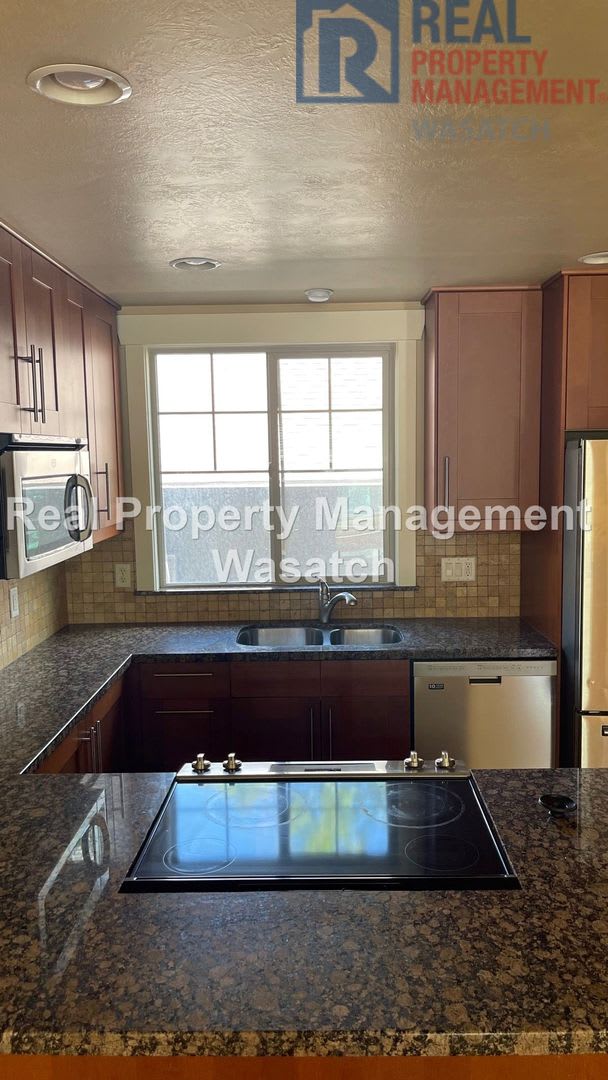 Beautiful 3 bedroom, 3 bathroom Townhome across from Liberty Park in Salt Lake City Utah!! – photo 4