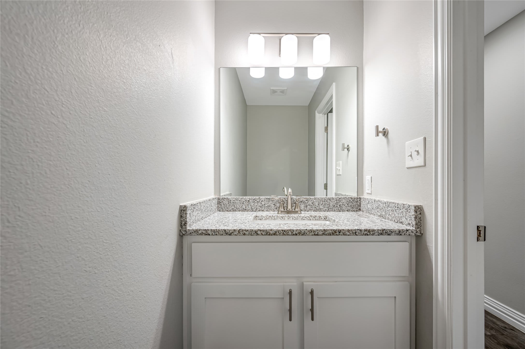 907 W Collins Street – photo 3