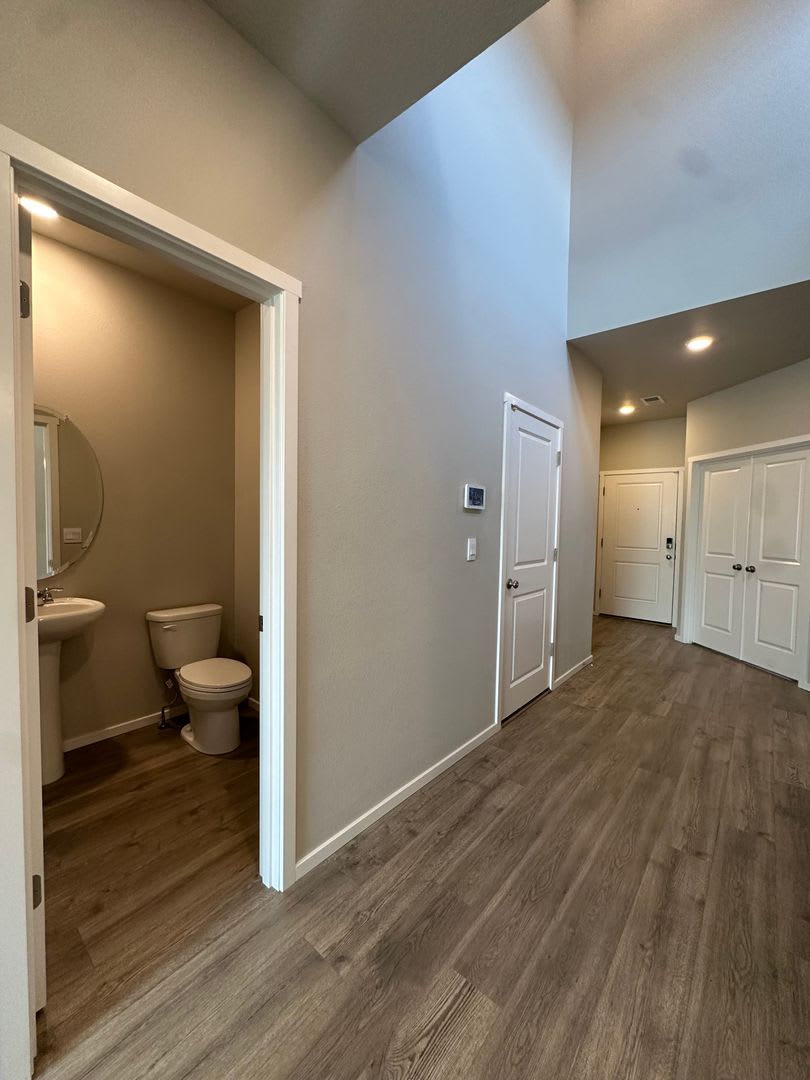 Modern 4 bedroom with den and neighborhood pool! – photo 5