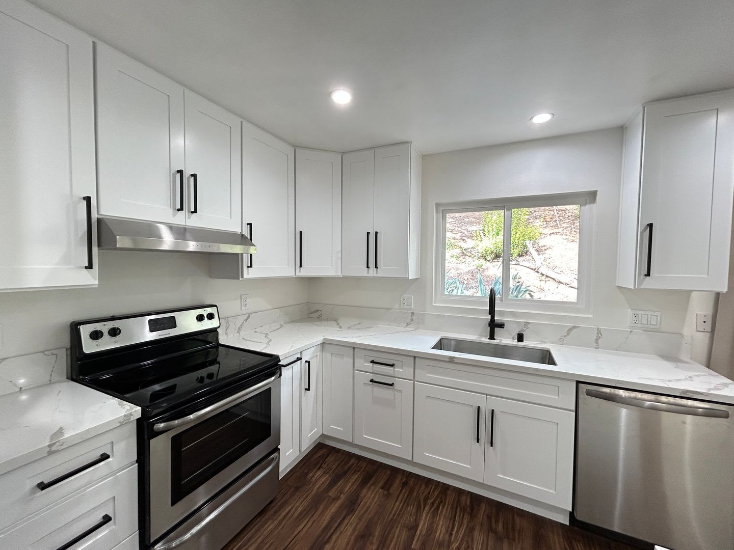 Private 3 Bedroom End Unit Condo in Orange with Trees View – photo 5
