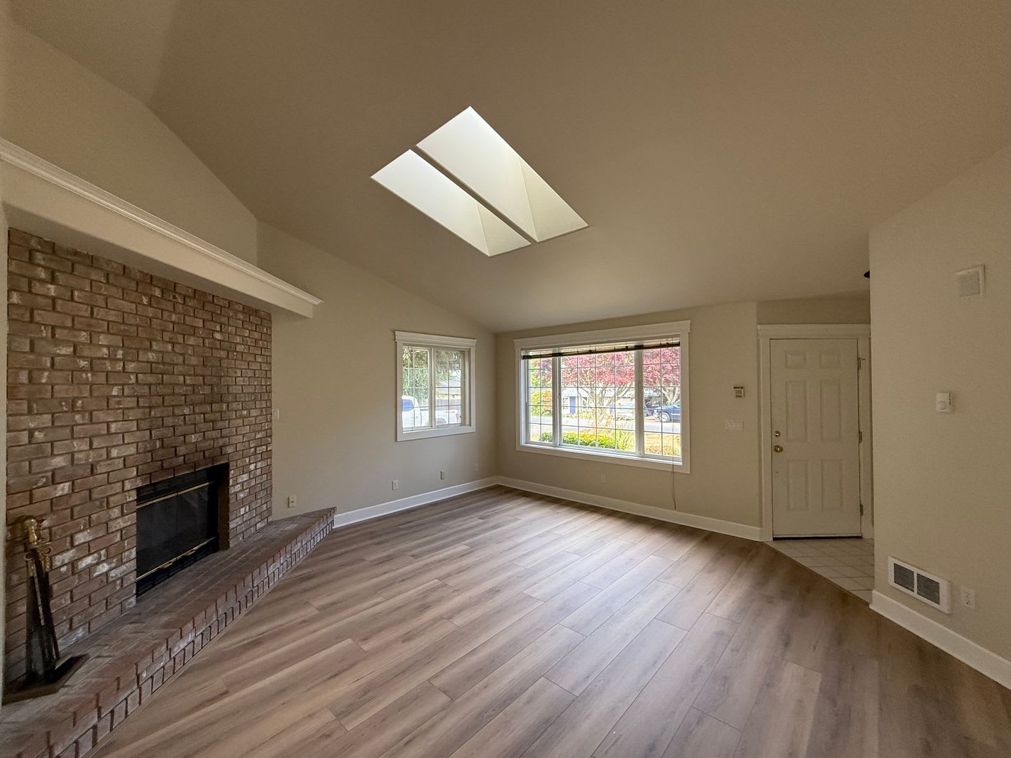 Charming No-Stairs Rambler – Move-In Ready & Minutes from Boeing – photo 5