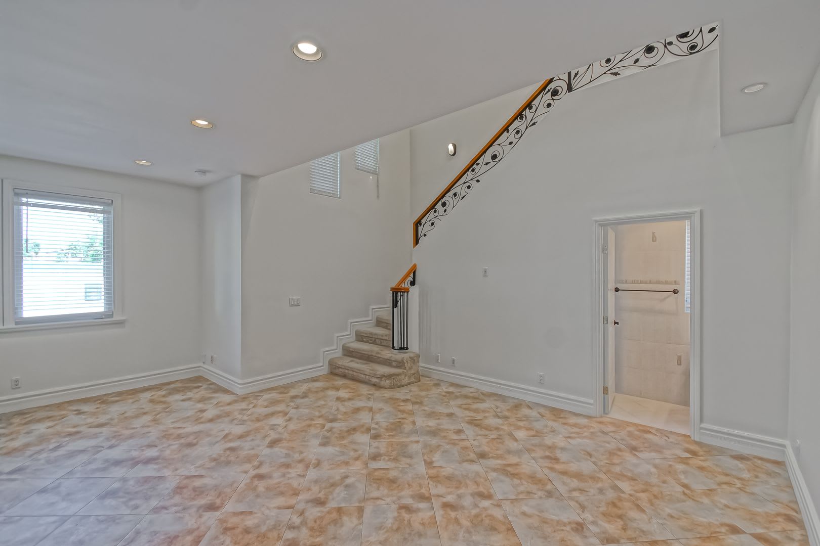 Spacious Bright Two Story Home W Front Yard Balcony 2 Car Garage Close To Shopping Freeway Access Rb Border Mins To Beach – photo 5