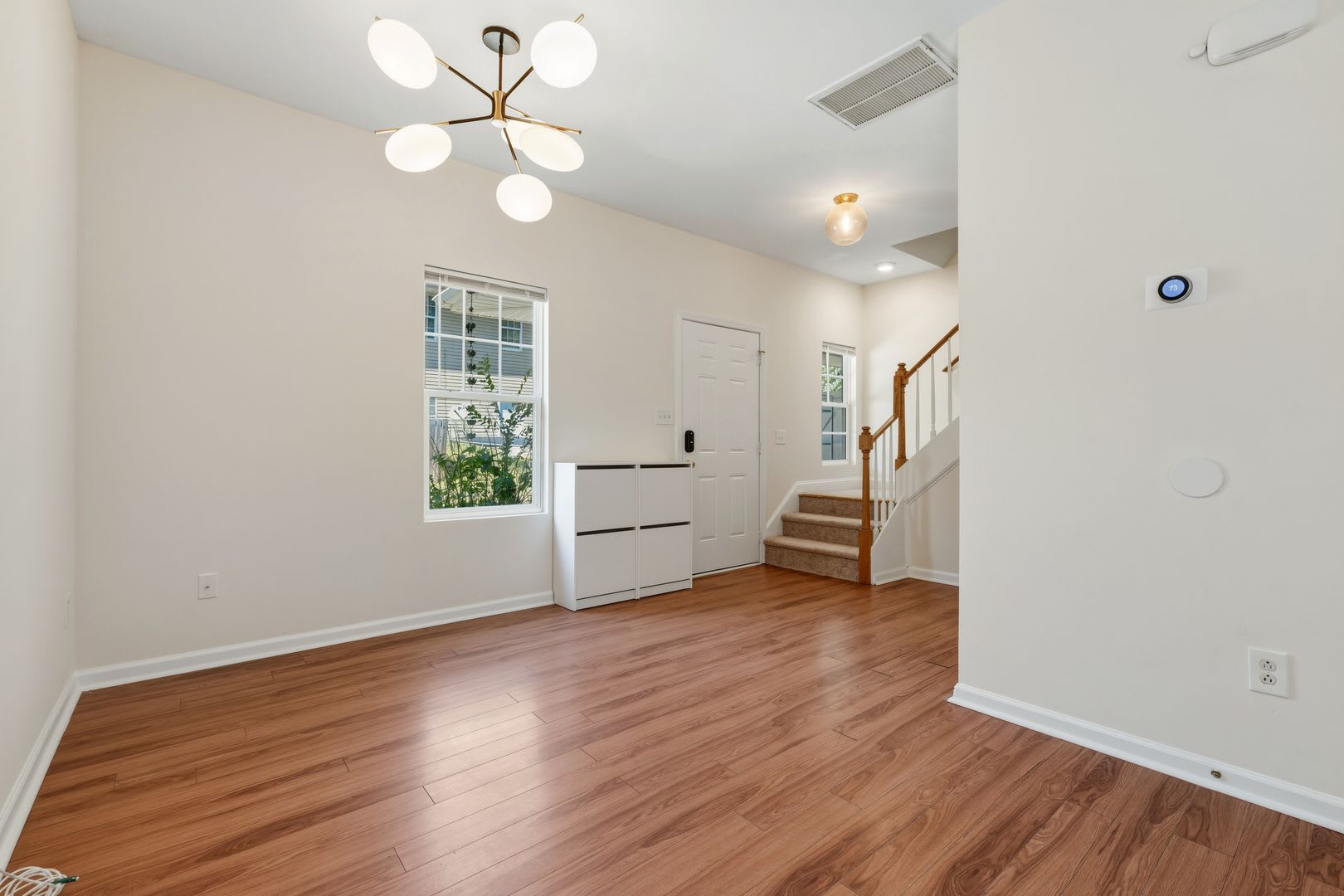 4 Bedroom unit near downtown! Fenced in patio/yard! – photo 3
