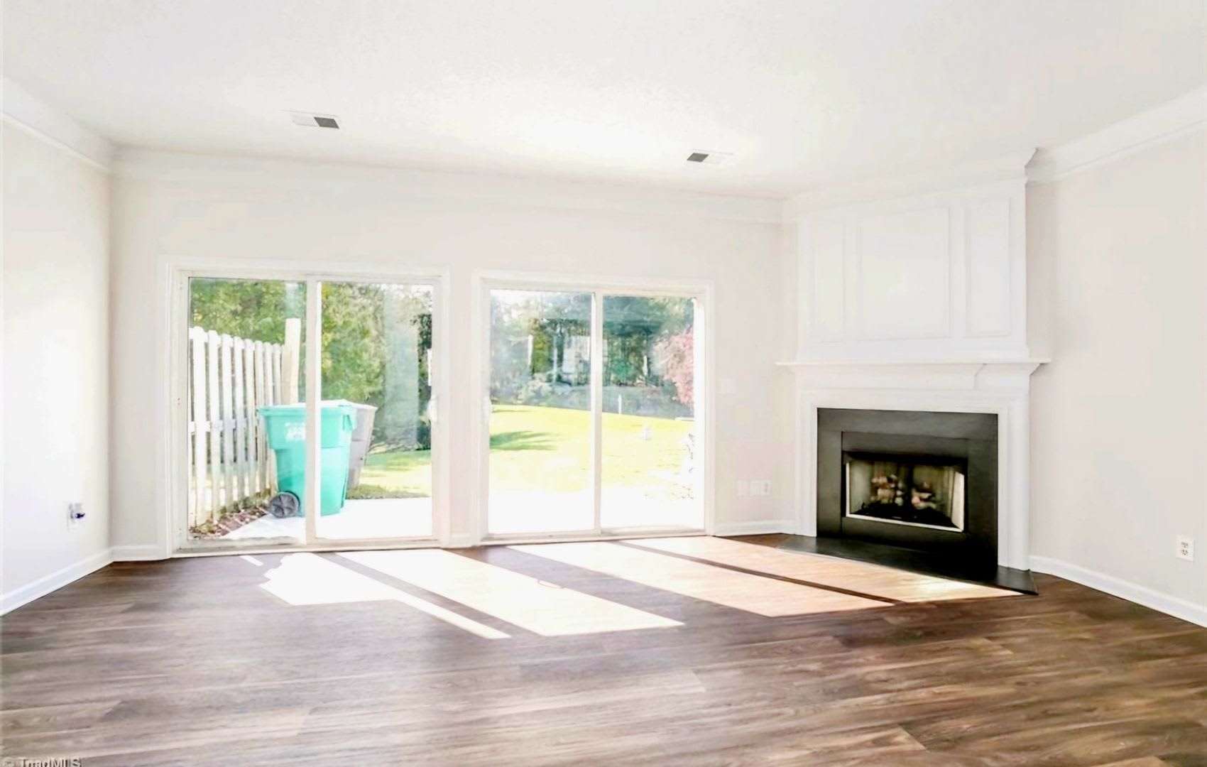 Charming 3BR Townhome in Jamestown – photo 3