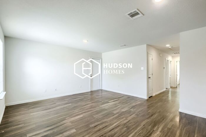 207 West Avenue A – photo 4