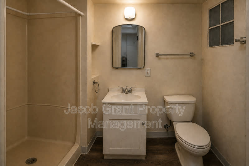 1110 E Lewis St – photo 4
