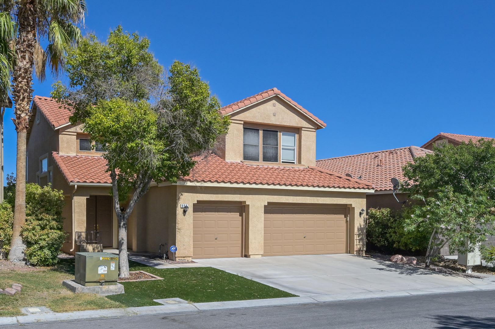 Summerlin 5 Bedroom Home W Bed Bath Downstairs 3 Car Garage Synthetic Grass In Front Yard Back Has Patio – photo 2