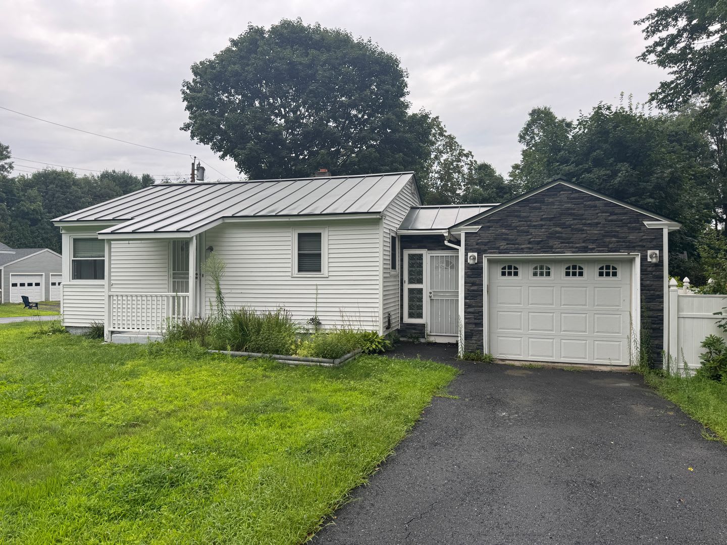 2 Bedroom with one car garage – photo 1