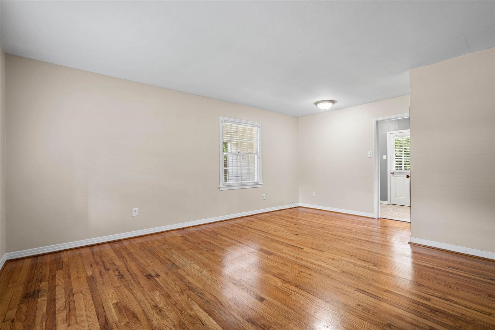 Charming 3-Bedroom Home with Fenced Yard – Convenient Location! – photo 2