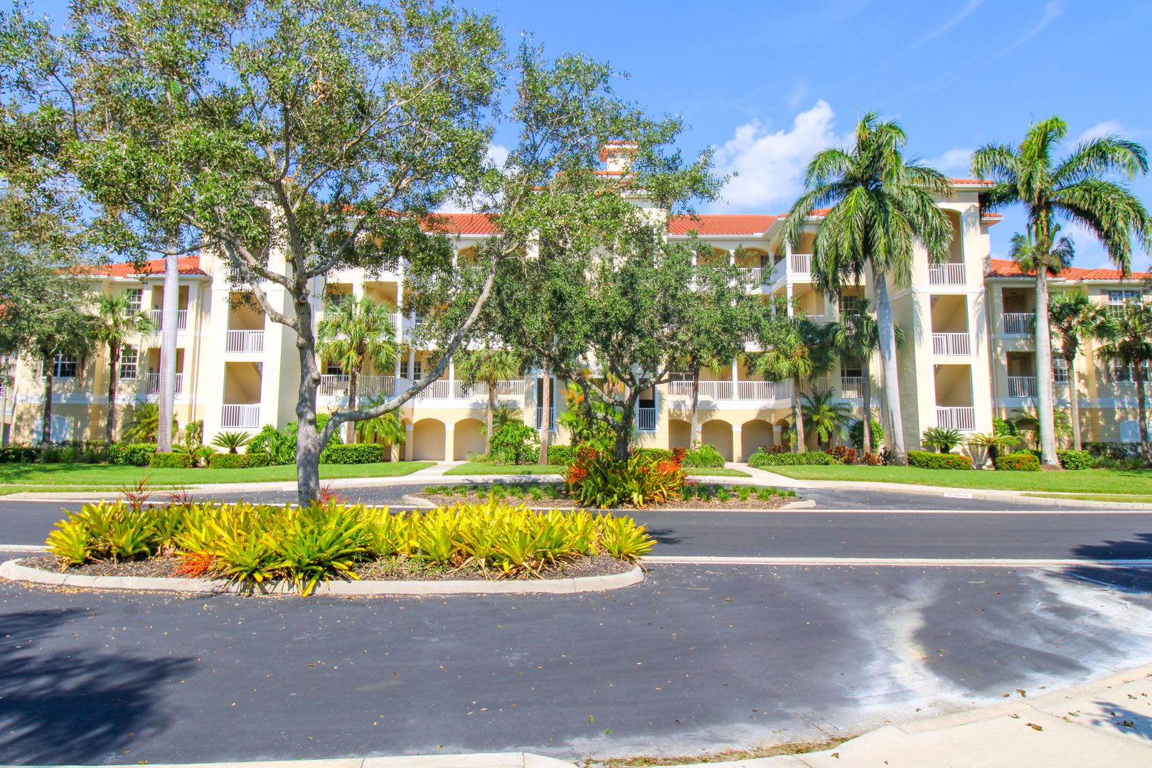 Golfing Paradise At Naples Lakes Country Club 3 2 Golf Transfer Condo Ready For A Seasonal Tenant – photo 3