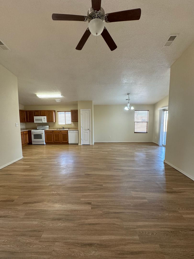 3 bed 2 bath home in Huning Ranch! – photo 2