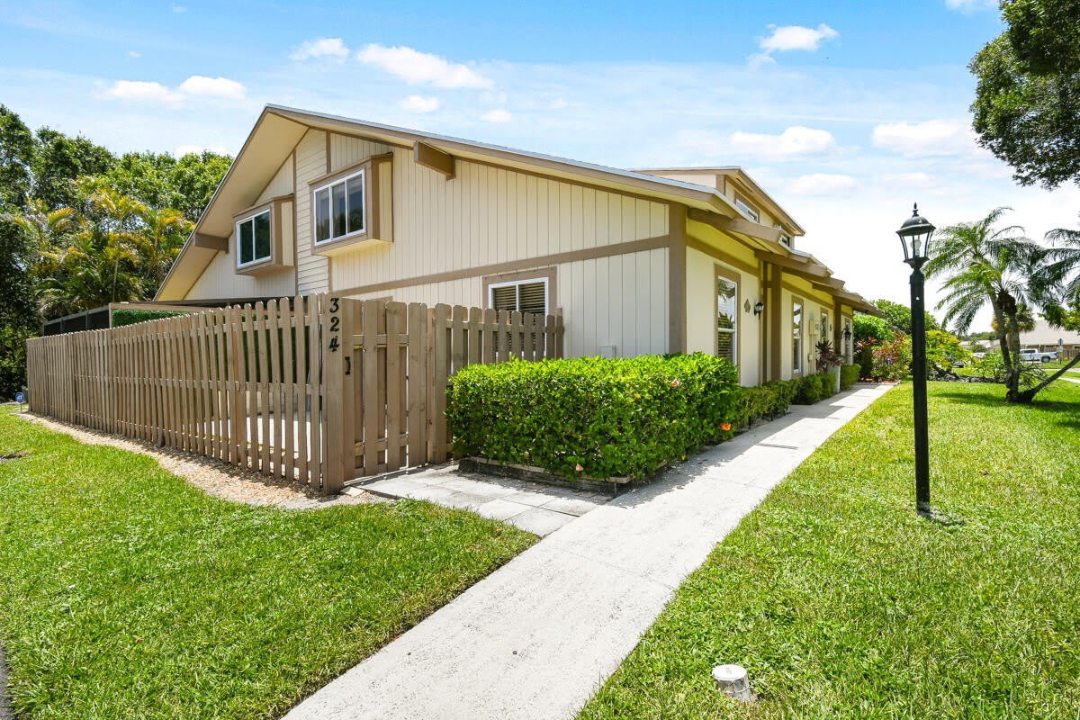 324 MAPLECREST Circle – photo 2