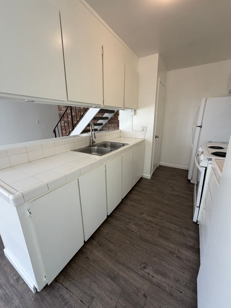 Two-Story 2/1 Near Fig-Garden Village! – photo 5
