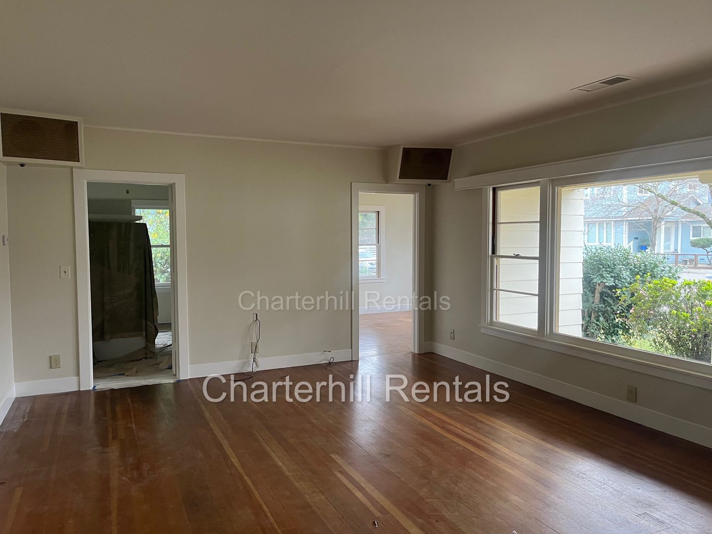 Spacious home with hardwood floors and large yard convenient to downtown Cloverdale! – photo 4