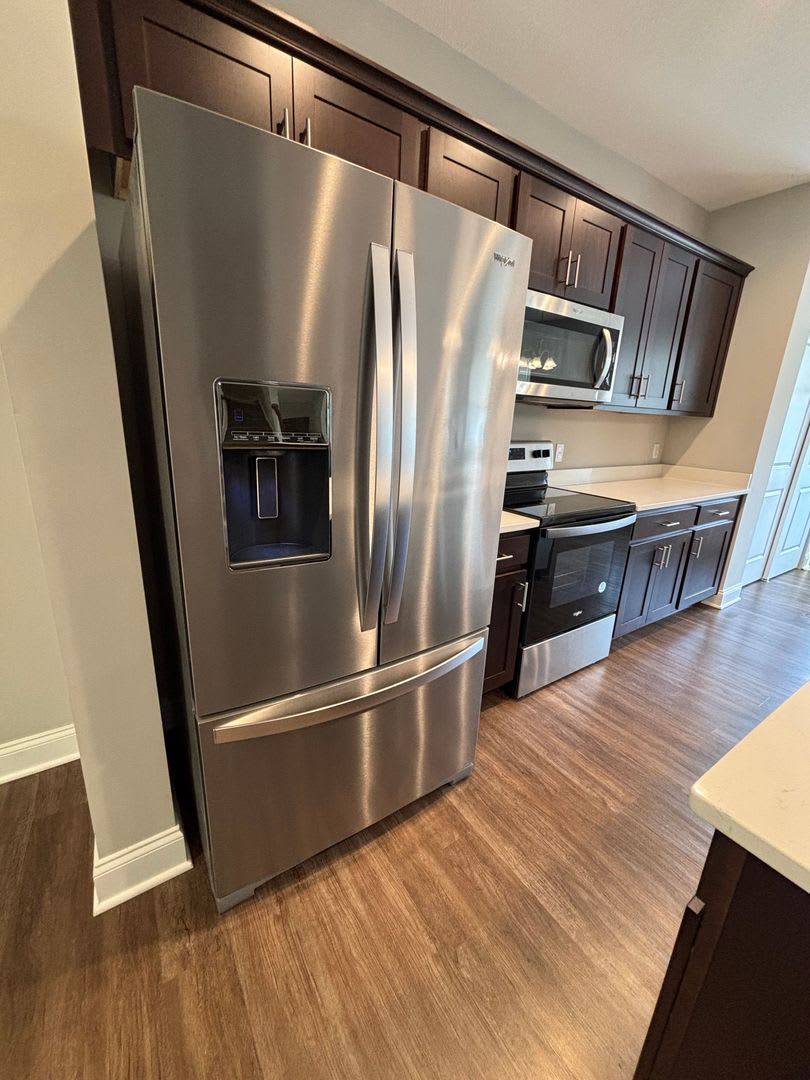 Stunning 3 Bed Townhome with 2 Car Garage in Washington! – photo 4