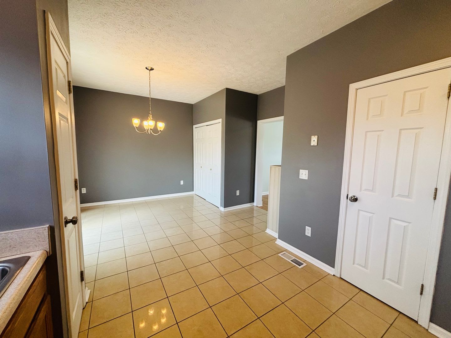 Conveniently Located 2 Bedroom 1 5 Bath Townhouse – photo 5