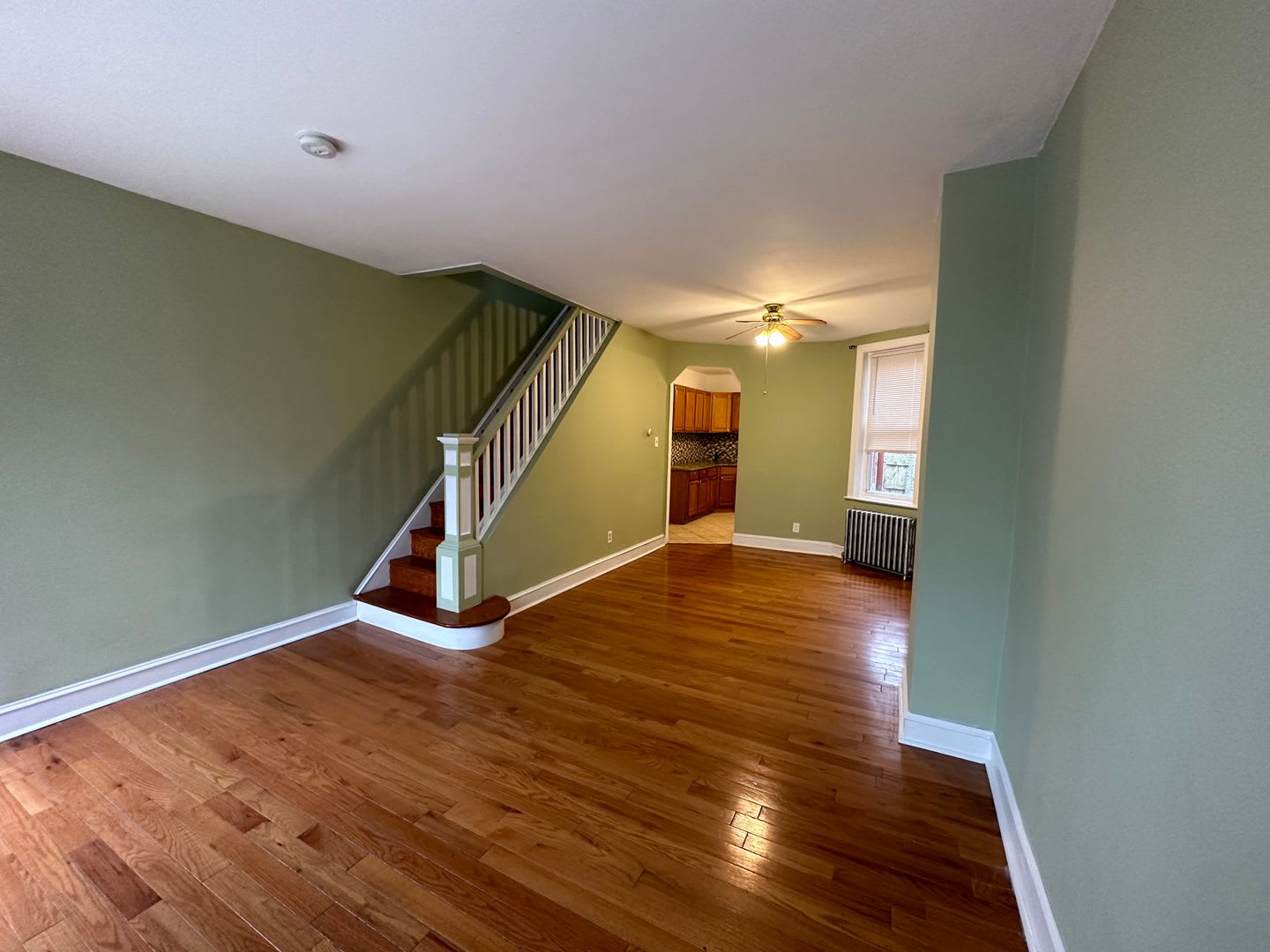 Spacious 3 Bedroom 1 Bathroom in Port Richmond St. Available NOW! – photo 4